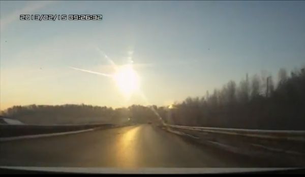 Screenshot YouTube: Meteor explosion Russia February 15, 2013